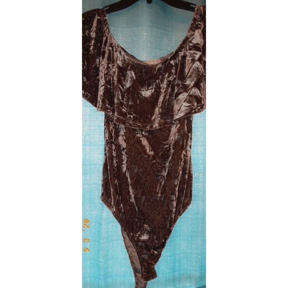 A off shoulders shirt